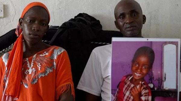 Sajnia’nın oğlu Lamin ateşlendiğinde, birkaç hafta sonra kreşe başlamaya hazırlanıyordu. Başkent Banjul’da yerel sağlık merkezindeki bir doktor Lamin’e öksürük şurubu dahil bazı ilaçlar reçete etti. Sajnia, itiraz eden oğluna iyileşmesi için zorla öksürük şurubunu içirdiğini hatırlıyor.