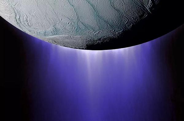 4. Enceladus'un Buzlu Gayzerleri