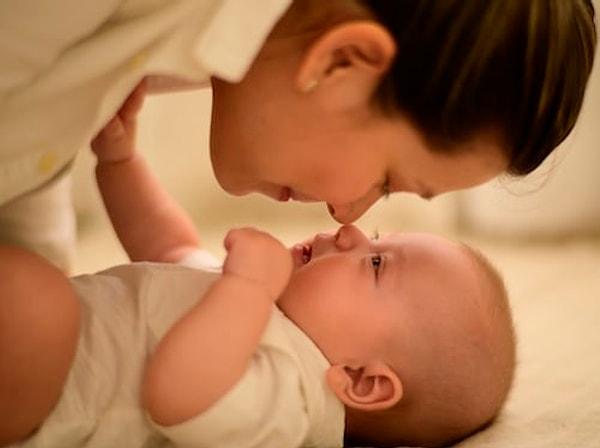 Bebek masajı, bebeklerde fiziksel gelişimin yanı sıra duygusal gelişim için de oldukça faydalı.