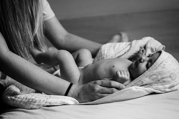 Gelelim bebeklerin yine çok keyif aldığı kol masajına.