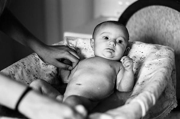 Bebeğiniz sakinse masaja yüzünden başlayabilirsiniz. Ancak her bebek farklıdır, bazı bebekler yüzden başlanmasından hoşlanmayabilir.