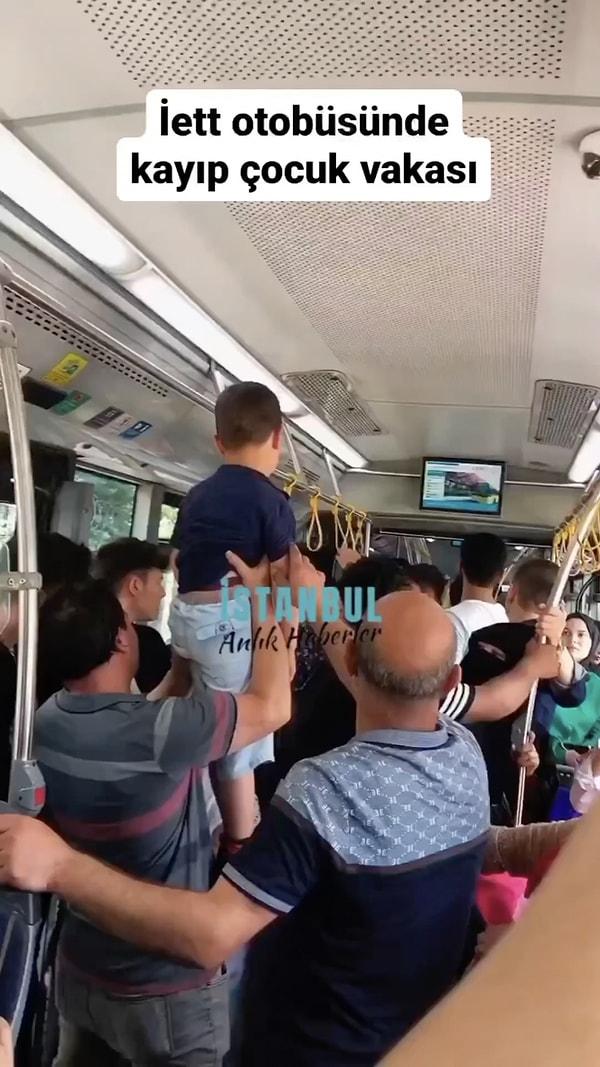 Yolcular tek başına otobüste yolculuk eden küçük çocuğu gördüler. Yanında kimsenin olmamasıyla küçük çocuğa sahip çıkan kişi, çocuğu kucağına alarak herkese tek tek gösterdi.