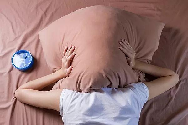 Uyku problemlerine neden olarak kişilerin uyku kalitesini olumsuz anlamda etkiler.