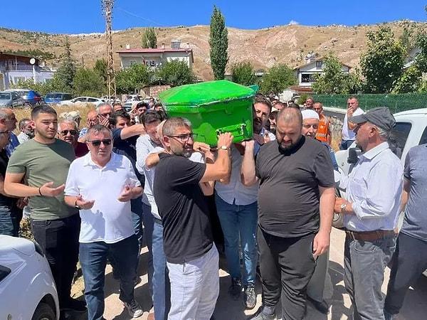 Otopsi işlemleri sonrası yakınlarına teslim edilen Adem Tatlısu'nun cenazesi memleketi Sivas'ın Hafik ilçesine bağlı Çukurbelen köyüne getirdi.
