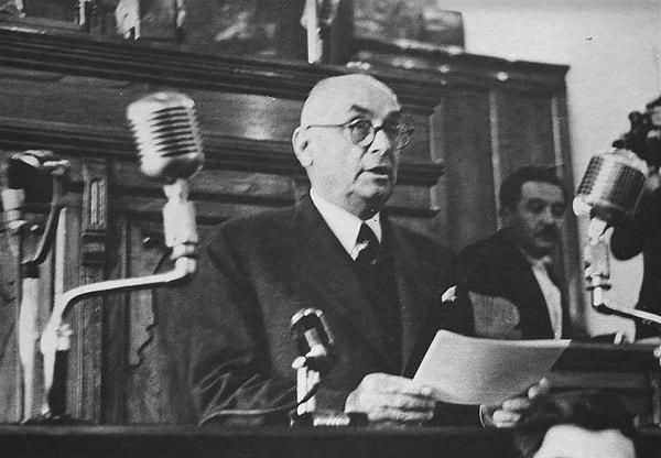 Adnan Menderes'i Başbakan olarak atayan Bayar, yeni bir dönemi de başlatmış oldu. Bu süreçte Demokrat Parti, İkinci Dünya Savaşı'nın yokluk içinde geçen yıllarının ardından halkın büyük desteğini kazandı. 1954 seçimlerinde yeniden ve çok güçlü bir şekilde iktidara geldi.