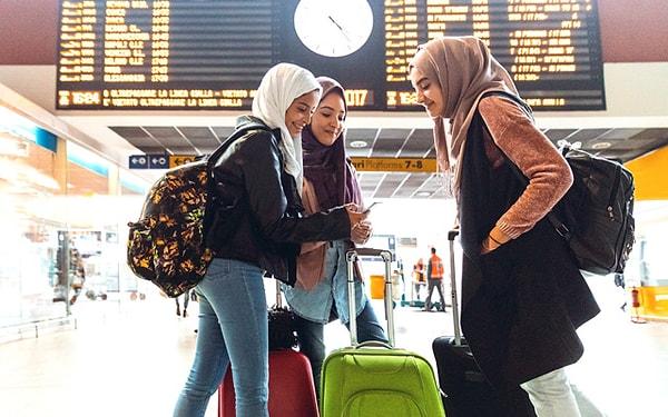 Küresel Müslüman Seyahat Endeksi'ne göre, 2022 yılında helal seyahat pazarının büyüklüğü 220 milyar dolar değerindeydi ve helal tatil sektörünün hızla büyüdüğü gözlemlenmekte.