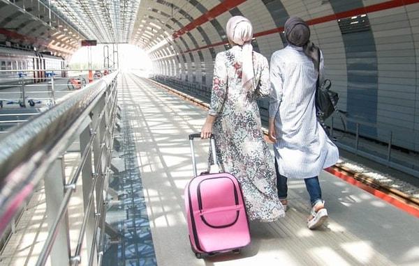 2023 Küresel Müslüman Seyahat Endeksi'nde ise nüfusunun çoğunluğu Müslüman olan Endonezya ve Malezya gibi ülkeler helal tatil sektöründe başı çekiyor.