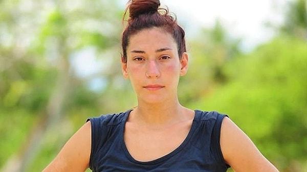 13. Survivor yarışmasıyla ünlenen Berna Canbeldek, arkadaşlarıyla çıktığı tatilden paylaştığı videoyla gündem oldu. Bikinisiyle poz veren Berna'nın sosyal medyada paylaştığı videoya beğeni yağdı.