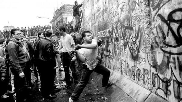 Almanya'yı ikiye bölen Berlin Duvarı artık yıkılmak üzereydi. Tüm Sovyet topraklarında halklar, kendi müstakil hükümetlerini kurmak için girişimlerde bulundular.