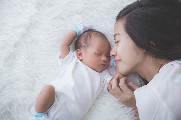 Hem hamilelik hem doğum annenin vücudundaki hormonların karıştığı süreçler. Doğum sonrası yoga bu konuda da annelere yardımcı oluyor.