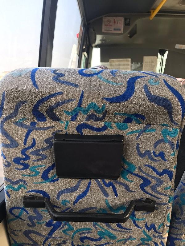 Otobüs demişken, şehirlerarası otobüslerin koltuklarının arkasında böyle küllükler vardı. Yani otobüslerde sigara içilebiliyordu. Ne büyük leşlikmiş!