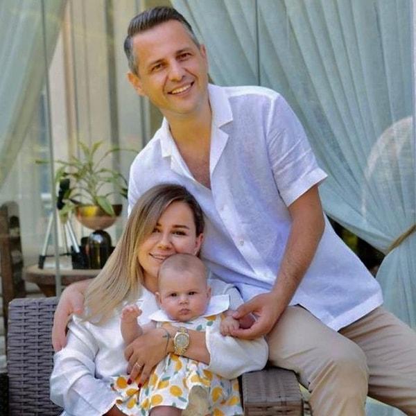 2020 yılında Kenan Koçak ile nikah masasına oturan başarılı yorumcu Merve Özbey, bu evlilikten "Elif Özüm" ve "Emir" adında iki çocuk dünyaya getirmişti.