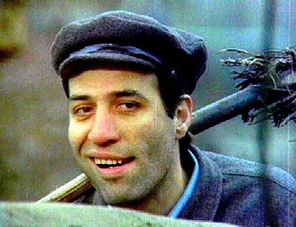 Türk sinemasında yer aldığı birçok sinema filmiyle hafızalarda yer edinen Kemal Sunal hayat verdiği 'İnek Şaban' karakteriyle 7’den 70’e herkesi güldürmeyi başarmıştı.