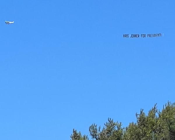 Bu şakanın üzerine geçtiğimiz günlerdeyse Kim ve Khloé Kardashian hikayelerinde gökyüzünde bir uçak tarafından çekilen ve üzerinde "Kris Jenner for President!" (Başkan Adayı Kris Jenner) yazan bir pankartın fotoğraf ve videolarını yayınladılar.
