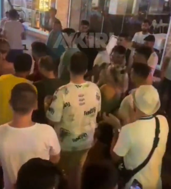 Aykiri.com.tr'den Ali Bakırkaya'nın haberine göre, Alanya barlar sokağındaki bir grup erkek 2 kadın turisti araya alarak taciz etti.