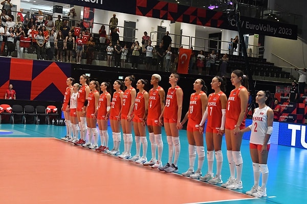 İkinci sette maça ısınan voleybolcularımız rakibine fırsat vermedi. İkinci seti 25-16 ile kazandık ve 2-0 öne geçtik.