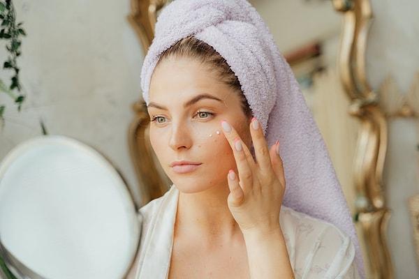 Makyaja başlamadan önce cildinizi temizleyin ve nemlendirici uygulayın.