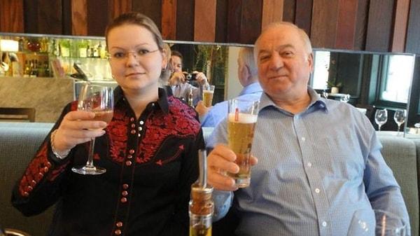 Ajan olduğu düşünülen Sergey Skripal ve kızı ise bir alışveriş merkezinin bankında baygın halde bulunmuştu.