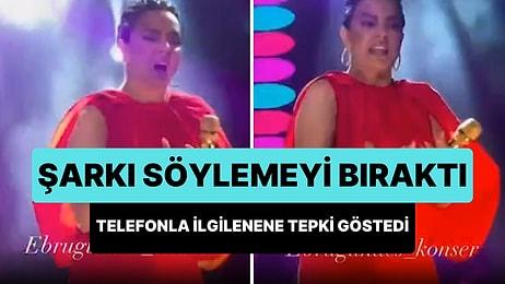 Ebru Gündeş Sahnede Şarkı Söylediği Sırada Telefon ile İlgilenen Kişiye Sinirlendiği Anlar ile Gündem Oldu