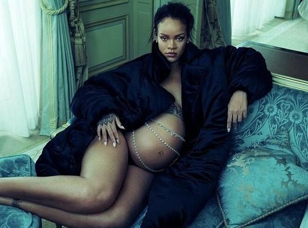 Geçtiğimiz günlerde ikinci çocuğunu kucağına alan Rihanna, seksiliğinden ise hiçbir şey kaybetmedi.