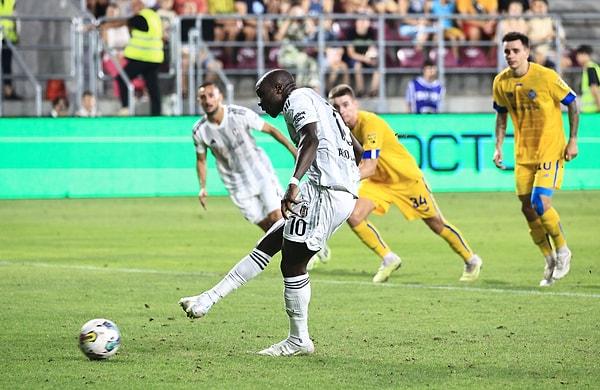 Maçın hakemi Darren England, 40. dakikada penaltı noktasını gösterdi. Topun başına geçen Aboubakar hata yapmadı ve temsilcimiz devreyi 1-0 önde kapattı.