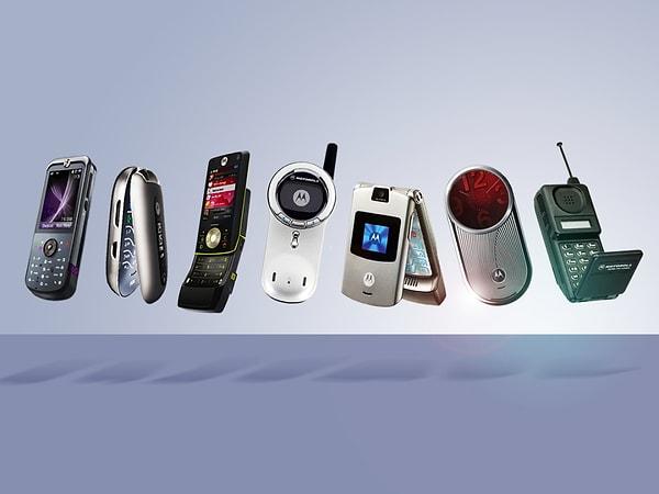Motorola, radyo ve televizyon üreticisi olarak başlayıp cep telefonu teknolojisinde çığır açan bir geçmişe sahiptir. Ancak, akıllı telefonların gelişiyle karşılaştığı zorluklar karşısında güçlü kalamadı.