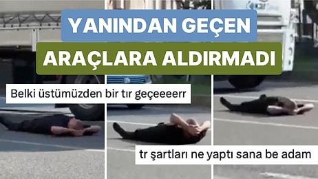 Bursa'da Bir Vatandaş Akan Trafiğin Ortasında Yanından Geçen Arabalara Aldırmadan Yere Uzandı