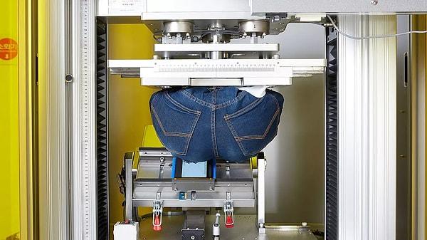 9. Samsung ürettiği telefonların dayanıklılığını test etmek amacıyla kalça şeklinde ve kot pantolon giymiş bir robot kullanıyor!