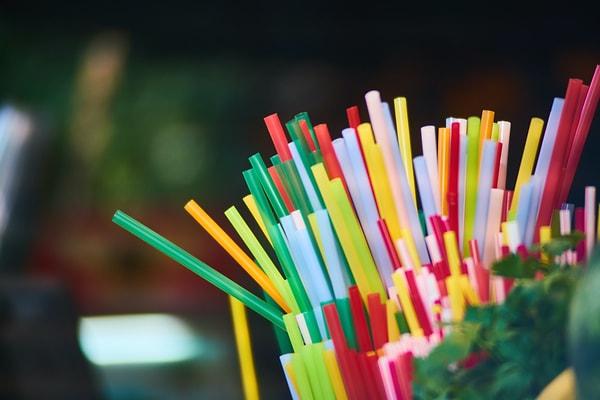 Araştırmacı ve çalışmanın yazarı Thimo Groffen, "Kağıt ve bambu gibi bitki bazlı pipetler, plastiğe kıyasla genelde sürdürülebilir ve çevre dostu olarak pazarlanıyor" dedi.