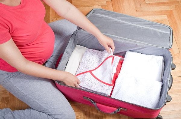 Doğum çantanızı hazırlarken üç ayrı çanta hazırlamanız gerekiyor. Anne, refakatçi ve bebek için ayrı ayrı çanta yapmak sizin için çok daha kolay olacaktır.