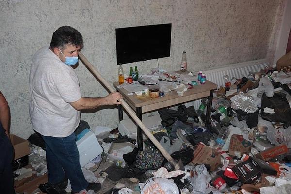 Evin her odasına, mutfağına ve salonuna yayılmış binlerce çöpü gören bina görevlisi İsmail Saraç, kiracı kadın ve gelen şikayetler hakkında bilgi verdi.