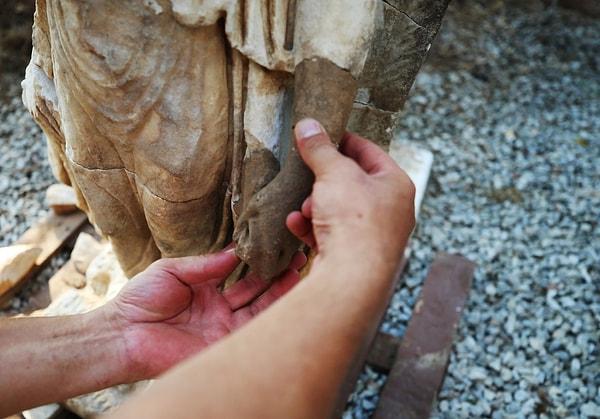Doç. Dr. Ertuğ Ergürer başkanlığında yürütülen kazı çalışmalarında yüzeyden 3 metre derinlikteki Zafer Tanrıçası heykeli çıkarıldı.