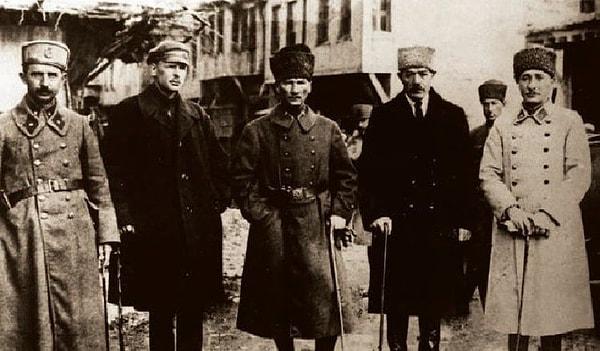 Harekat planına şiddetle karşı çıkan Yakup Şevki Paşa ise çemberin kapandığı 30 Ağustos günü Mustafa Kemal Paşa ile cephe karargahında buluştu.