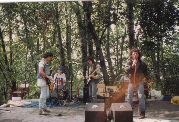 Türkiye'de Punk müziğin tarihine bakıldığında, ilk önemli grup 1987'de kurulan Headbangers olarak kabul edilir.