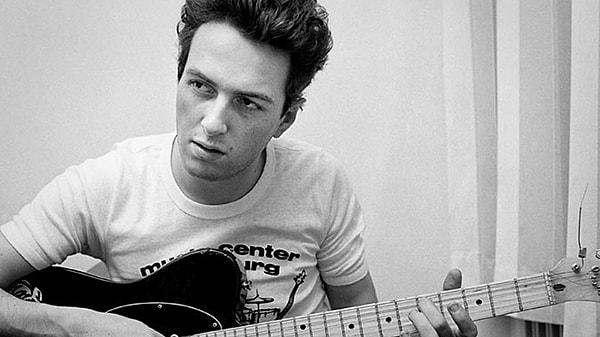 Ayrıca Ankara doğumlu Joe Strummer, 1976’da İngiltere’de punk müziğin en önemli ilk gruplarından olan The Clash’i kurarak hem İngiltere’de hem de punk camiasında çok büyük ses getirmiştir.