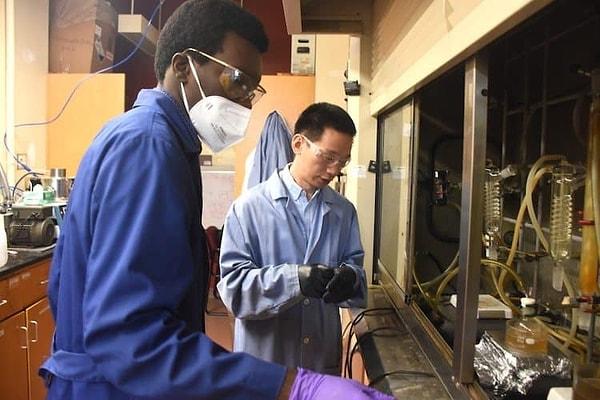 Virginia Tech'te öğretim üyesi olan Guoliang “Greg” Liu, uzun karbon zincir yapısının yağ asitlerine göre nispeten benzer olduğunu fark etti.