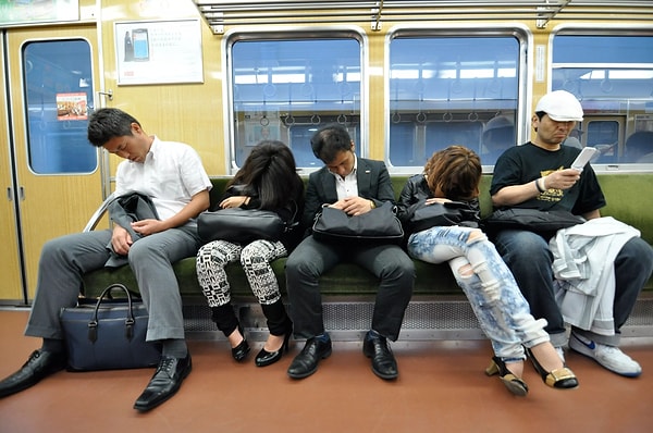 Japonya'da uykunun ne kadar önemli olduğu iş yerinde, metroda, sokakta ya da parklarda kısa uyku molaları veren Japonlardan anlayabilirsiniz!