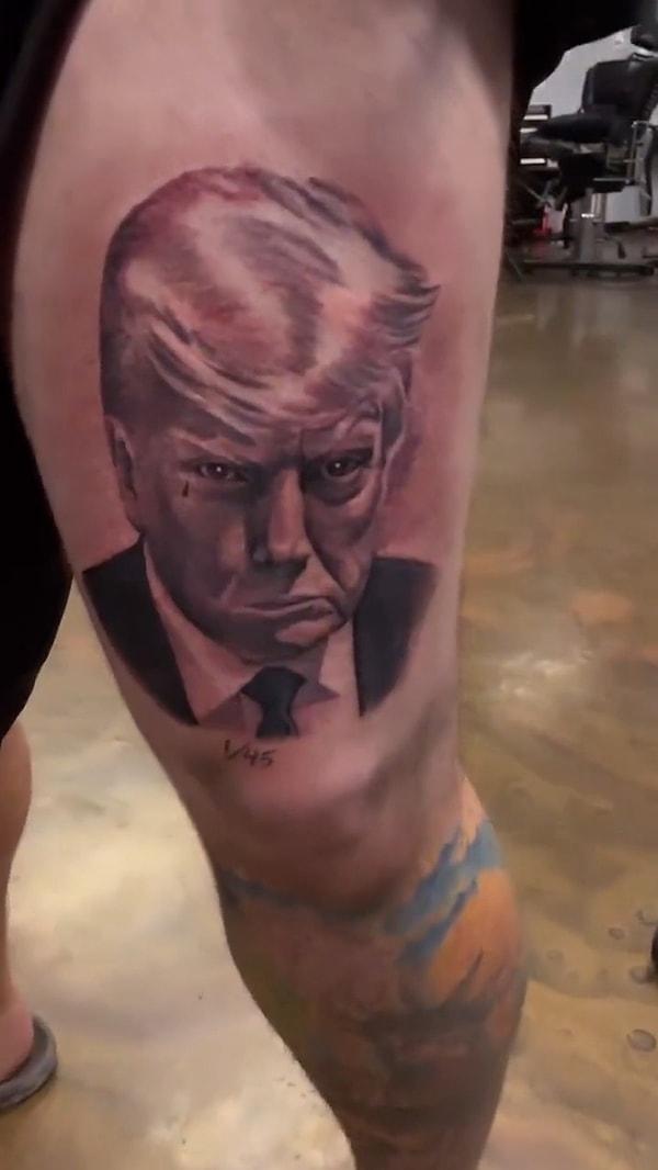 Sabıka fotoğrafından farklı olarak dövme çalışmasında Donald Trump'ın portresine 'gözyaşı' detayı eklenmesi de dikkatlerden kaçmadı...