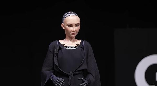 Fenomen Oğuzhan Uğur'un kanalı olan Babala TV'de yayınlanan Mevzular Açık Mikrofon programının 16. bölümünün konuğu dünya vatandaşlığına kabul edilen ilk robot olan Sophia oldu.