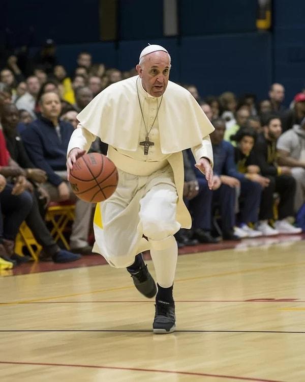 15. Papa şimdi de basket sahasında.