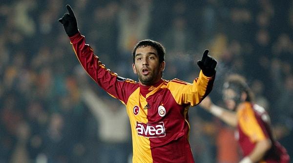 Arda Turan'ın söylediklerini anlayabilmeniz için hikayenin en başına gitmemiz gerekiyor. Kariyerine Bayrampaşa'nın mahalle kulübü Altıntepsi Makelspor'da başlayan Arda Turan, 2000 yılında Galatasaray'a transfer olmasının ardından kariyerinde büyük bir sıçrama yaşadı.