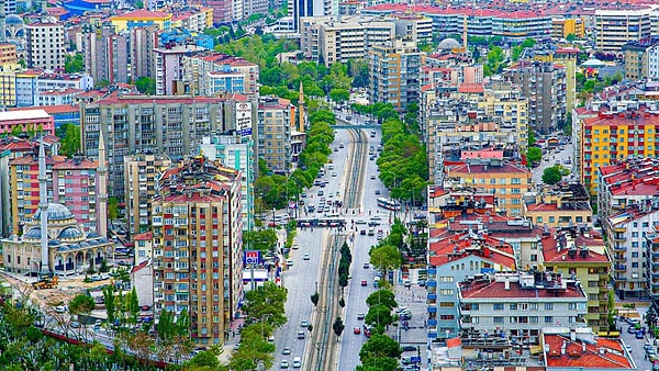 Konya'da düz bir oavada kiraya verilen daire büyüleyici manzara vaadi ile satışa sunuldu.