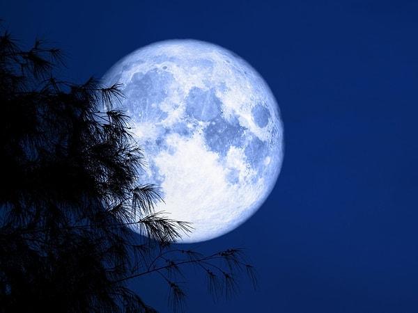 Ay, Dünya'ya her zamankinden daha yakın bir konumda olacak. Dolunay hali, Ay'ın parlaklığını her zamankinden daha fazla artıracak. Bu olay, "Mavi Süper Ay" olarak adlandırıldı ve uzay meraklılarına unutulmaz bir deneyim sunacak.