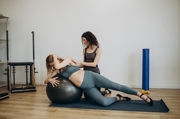 Hamileyken yapabileceğiniz pilates egzersizlerinden biri de bu hareket. Bu hareketi yapmak için yan yatar pozisyonda olmanız gerek.