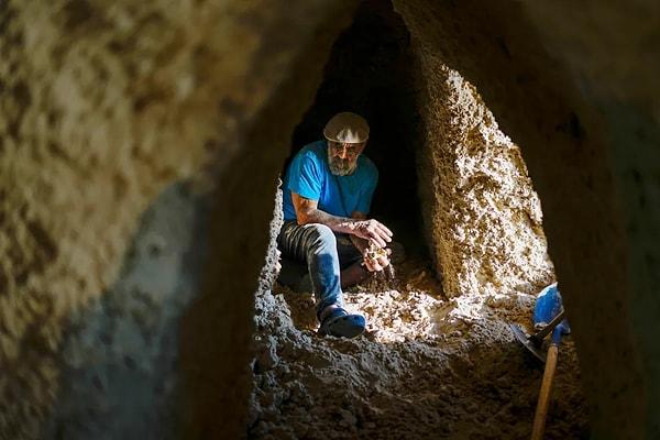 Söz konusu mağara evi, İsrail'in başkenti Tel Aviv'in 13 kilometr kuzeyinde bir sahil kenti olan Herzliya'nın eteklerinde yer alıyor.