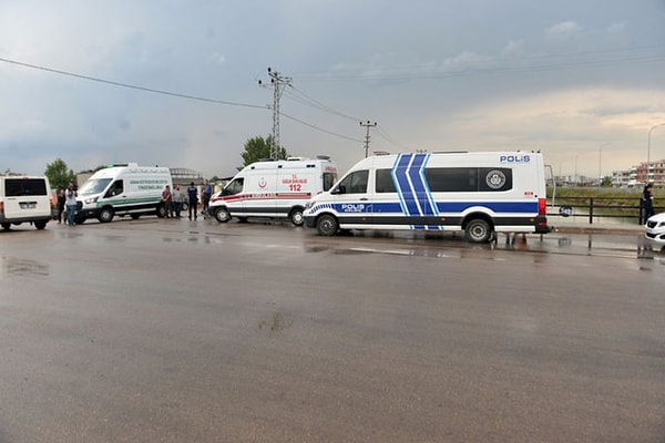 Geçtiğimiz saatlerde 16.30 sularında, Adana'nın Yüreğir İlçesi, Koza Mahallesi, Bahar Caddesi'ndeki sulama kanalında cansız bir kadın bedeninin sürüklendiğini gören vatandaşlar 112'yi aradı.