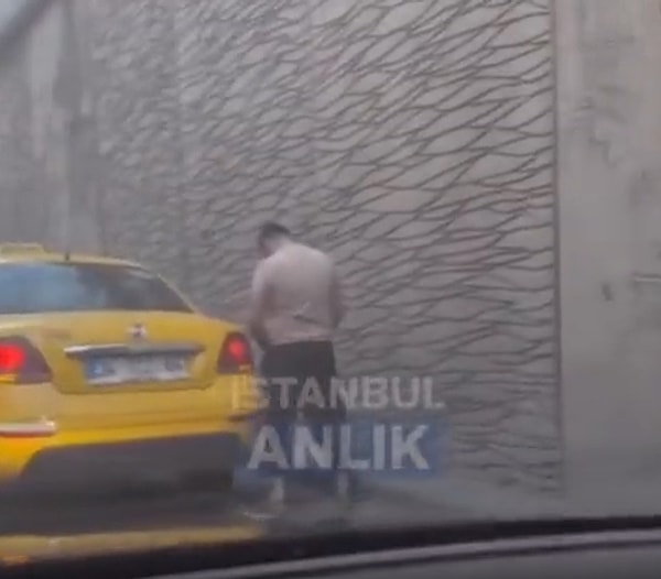 'İstanbul Anlık' isimli sosyal medya hesabından yapılan paylaşımda, bir taksicinin aracını sağa çekip alt geçidin duvarına çişini yaptığı anlar görülüyor.