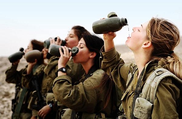 Ülkede bir grup kadın askere, dindar erkek askerlerin rahatsız olması nedeniyle "şarkı söylememe emri" verilmesi kışla önünde protestolara neden oldu.