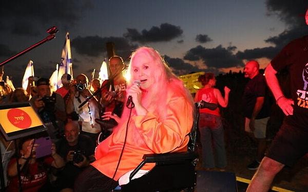 Gösterilere askerlik yaparken ordu korosunda yer alan İsrailli şarkıcı Miri Aloni de katıldı.