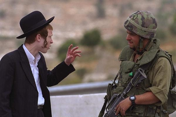 Hatta İsrail ordusunun dindar Yahudiler için, askerlik hizmetlerini dini okullarda eğitim görerek yapabilecekleri bir programı bile bulunuyor.
